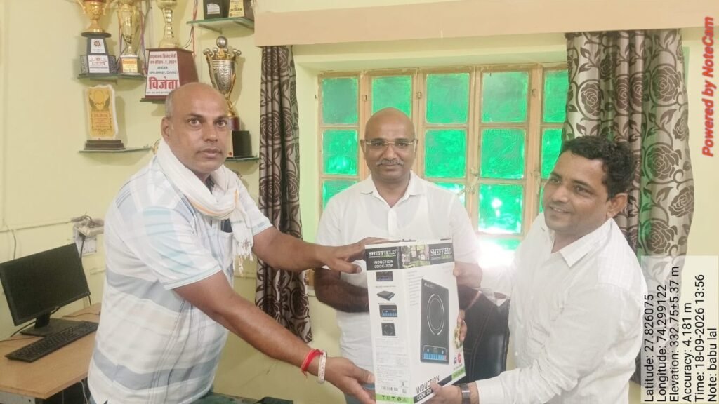 बिजली विभाग के अधिकारियों ने सौंपी सौगात