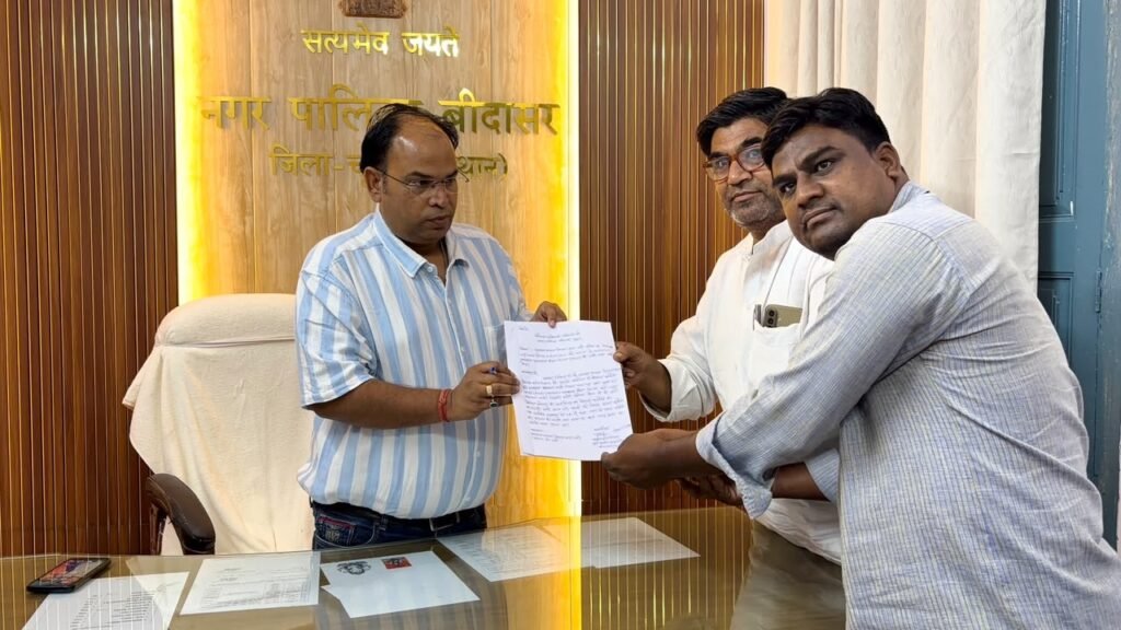 पूर्व पार्षद ने EO को सौंपा ज्ञापन